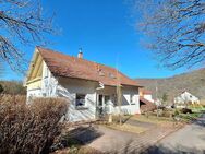 Attraktives Haus mit drei Wohnungen, viel Nutzfläche und großem Grundstück in Meckenbach - Meckenbach (Landkreis Bad Kreuznach)