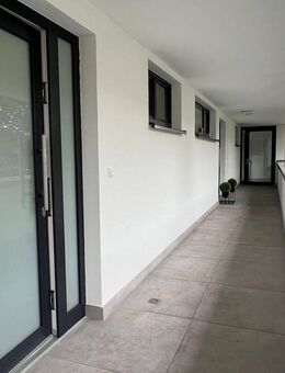 Moderne 2-Zimmer-Wohnung mit EBK, PKW-Stellplatz und Terrasse in zentraler Lage - Kassel-Süd - Kassel