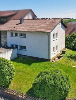 Charmantes Zweifamilienhaus mit Garten, Garagen und großzügigem Raumangebot - Bad Rappenau