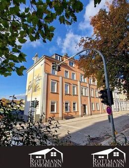 8 Familienhaus in Hof mit 9 Garagen, komplett vermietet, 45.000 € Jahresnettokaltmiete aktuell - Hof