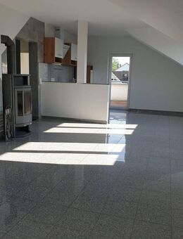 Sehr schöne Dachgeschosswohnung mit sonniger Dachterrasse und gemütlichem Kaminofen sofort beziehbar - Langenfeld (Rheinland)