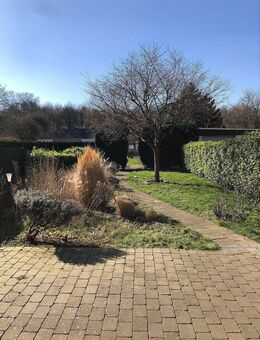 Großzügiges gepflegtes - renoviertes Zweifamilienhaus mit großem Grundstück in ruhiger Lage von Duisburg - Duisburg