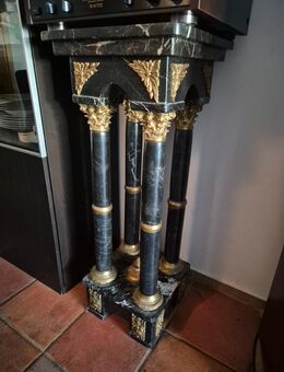 Schwarze Marmorsäule - Ingolstadt Zentrum