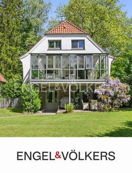 Stilsicher modernisiert: Altbau-Villa mit 203 m² Wohn-/Nutzfläche , Traumgarten und eigenem Bach - Großhansdorf