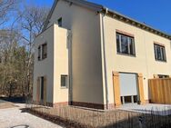 Doppelhaushälfte im Erstbezug mit Terrasse, Gartenanteil und Stellplatz - Beelitz