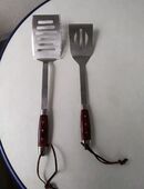 2 stabile Stahl Grill oder Pfannenwender mit Holzgriffen und Lederband in 12309
