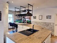 Wohnhaus mit 257 m² Wohnfläche - große Wohnküche - 6 Schlafräume - 3 Bäder - 4 Garagen - zentrumsnah - Schortens