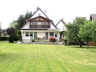 Zweifamilienhaus mit Baulandreserve, sehr gepflegt, ca. 195 m² Wohn- u. 115 m² Nutzfläche, Doppelgarage, 2.054 m² Grundstück, Ortsrand-Panoramalage - Heitersheim