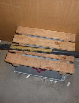 MB688975 Dachreling links Mitsubishi Space Runner - Hannover Vahrenwald-List