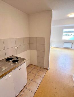 Renovierte 1-Zimmer-Dachgeschoss-Wohnung mit schönem Ausblick, Aufzug, Stellplatz - Kiel