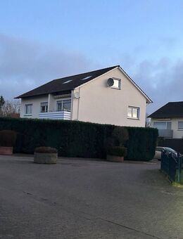 Ruhige Wohnlage für Singles in Rödinghausen-Ostkilver: kleine 2-Zimmer-Dachgeschosswohnung mit 2 Stellplätzen - Rödinghausen