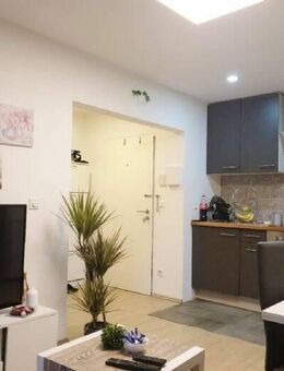 4,7% Rendite: Provisionsfreie Dachgeschosswohnung mit TG-Stellplatz und EBK, solide vermietet in Riem. - München