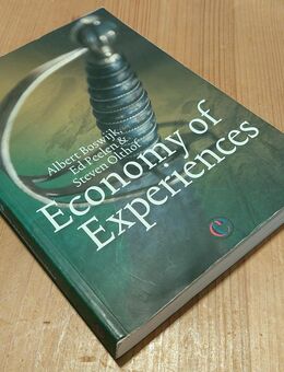 Economy of Experiences, Albert Boswijk, Ed Peelen & Steven Olthof, Taschenbuch, 335 Seiten, European Centre for the Experience Economy, 2013, ISBN 978-90-819220-0-5, in Englisch, sehr guter Zustand. - Schwabach