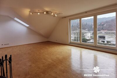 BERK Immobilien - Junges Glück in 2-Zi-DG mit Balkon u. Burgblick in Miltenberg mit Spitzboden.