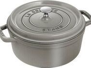 Staub Bräter Cocotte, Gusseisen (1-tlg), robust, langlebig, perfekte Hitzeverteilung, Aromaregen-Deckel