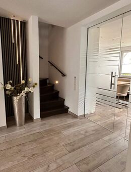 Modernes Einfamilienhaus mit Pool und Kamin in Brühl-West - Brühl (Nordrhein-Westfalen)