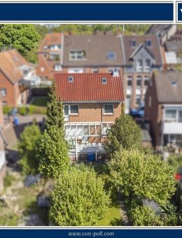 Marktplatz nebenan: Einfamilienhaus mit Garten und überdachter Terrasse - Emden