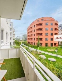 IMMOBERLIN.DE - Wasserblick: Barrierefreie Wohnung mit Sonnenbalkon & Option auf Tiefgaragenplatz in sehr angenehmer Lage - Berlin