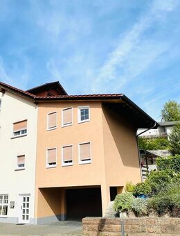 Leben und Arbeiten! Zweifamilienhaus mit extragroßer Garage in Wiesenbach bei Heidelberg - Wiesenbach (Baden-Württemberg)