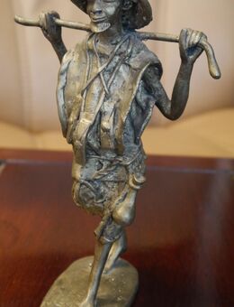 Bronze - Skulptur - Vollguss , Asiate , Bauer - Wanderer mit Stock , Trinkflasche und Beutel , Höhe 22cm - Görlitz