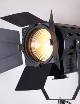 Hensel Stufenlinser 3500 Fresnel m. 4-Flügeltor & Multib.-Stativ - Kassel