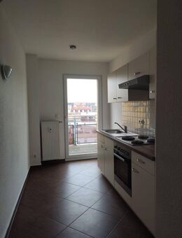 2-Zi.-Dachgeschosswohnung mit Balkon, Einbauküche & Fahrstuhl - Riesa Zentrum - MW1x/02/04 - Riesa