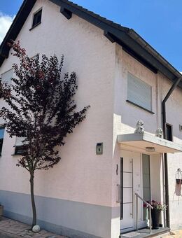 Zweifamilienwohnhaus mit Garagen in sehr ruhiger Wohnlage - Wyhl (Kaiserstuhl)