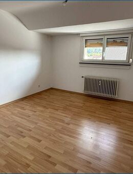 3-Zimmer Dachgeschosswohnung ohne Balkon mit großen Fensterflächen und neu gedämmten Dach! - Karlsruhe
