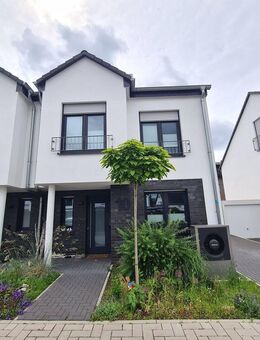Ahlener Westen, eine Neubau-DHH mit Garage, Wärmepumpe und Photovoltaik- Anlage. - Ahlen