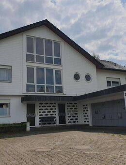 Kaufpreis-Reduzierung ! Einfamilien-Wohnhaus mit Einliegerwohnung u. Garagengebäude mit Carport von Detmold - Detmold