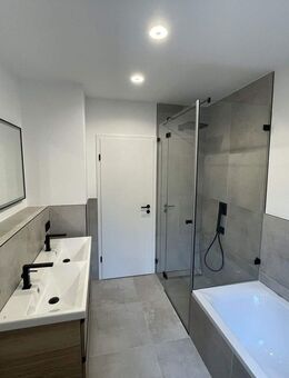 Hochwertige, energetisch sanierte 5-Zimmer-EG-Wohnung mit Balkon, Garten u. 2 Garagenstellplätzen - Herzogenaurach