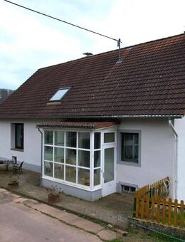 Ruhig gelegenes freistehendes Wohnhaus mit überdachter Terrasse, Garten und 3 Garagen in Neuheilenbach - Neuheilenbach