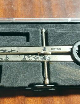 Zirkel im Tattoo-Design – gebraucht, schwarz, mit Originalbox und Zubehör, voll funktionsfähig, guter Zustand. - Schwabach