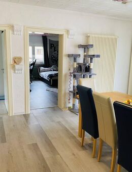 Gepflegtes Zweifamilienhaus mit Garten, Garage und vielseitigen Nutzungsmöglichkeiten - Osthofen