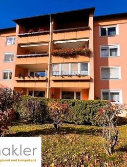 Wohnglück am Stadtrand: Gepflegte Wohnung mit Balkon, Garage und viel Platz zum Leben in Hof - Hof