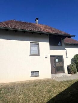 2 Zimmer Wohnlocation mit weiterem Zimmer im Souterrain in einem 3-Familienhaus mit Gartenanteil und Garage - Lauf (Pegnitz)