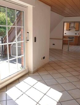 Großzügige 4 Zimmer Dachgeschoss Wohnung mit großem Süd-Balkon im Zweifamilienhaus - Lingen (Ems)