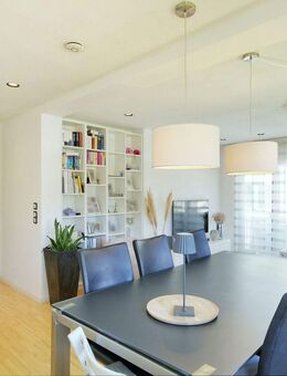 Modernes Wohngefühl auf zwei Ebenen - Stilvolle Maisonette mit Wellnessbad - Ludwigsburg