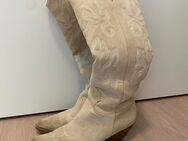 Sehr oft getragene Cowboy Stiefel / Boots aus Leder in Größe 40 in creme/beige mit kaputten Absätzen - Köln