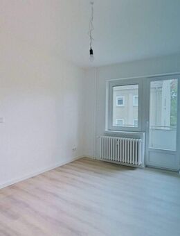 ERSTBEZUG NACH SANIERUNG: Gemütliche 2-Zimmer-Erdgeschosswohnung mit Balkon - Bielefeld