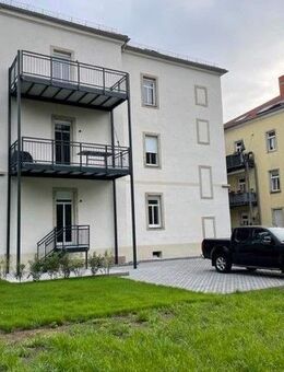 Sehr schöne 4 Zimmerwohnung mit Einbauküche, Terrasse und Gartenanteil, Dusche/Wanne, Stellplatz - Dresden
