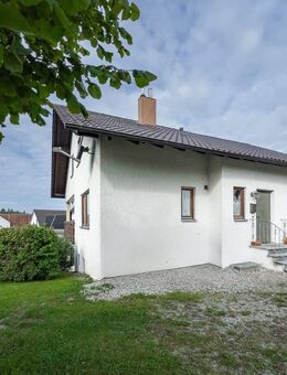 Einfamilienhaus in sonniger Lage mit Balkon, Einliegerwohnung, 2 Garagen und zusätzlich ausbaubarem Dachgeschoss in 88339 Bad Waldsee-Enzisreute - Bad Waldsee