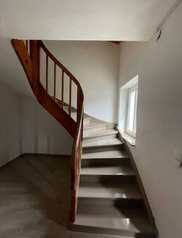 KAPITALANLAGE: Frisch renoviertes Dreifamilienhaus mit großer Scheune und attraktiver Rendite - Ornbau