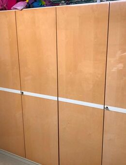 Charmanter Vintage Kleiderschrank Schleiflack aus den 60ern mit schönem Design - Bühl Zentrum