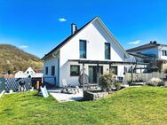 HÖCHSTE ENERGIEEFFIZIENZ! Junges Haus in begehrter Ortsrandlage mit aufwändig gestaltetem Garten und vielen weiteren Extras - Zeil (Main)