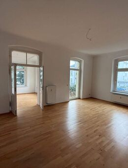 Attraktive, helle 4 - Raum Wohnung mit Wintergarten und Terrasse - Gera