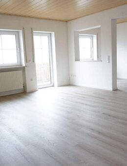 Schöne großzügige 4 Zimmerwohnung mit EBK und Balkon - Poppenricht