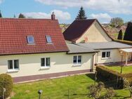 Alle Zusammen: Zweifamilienhaus mit sonnigem Garten und Garage in grüner Lage - Pantelitz