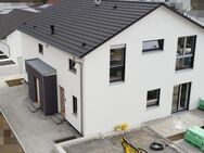 **ERSTBEZUG! Neubau Doppelhaushälfte mit Terrasse und Großraum-Garage** - Sulzfeld (Baden-Württemberg)