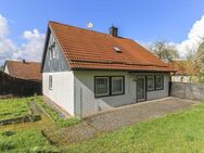 Zwei Häuser auf einem Grundstück: Fertighaus zzgl. altem Bauernhaus und Scheune in ruhiger Lage - Königsfeld (Bayern)